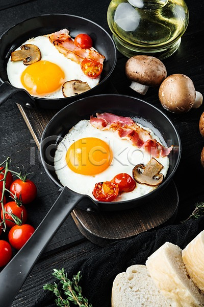 사람없음 JPG 포토 해외이미지 검은배경 계란 계란프라이 방울토마토 베이컨 실내 음식 프라이팬