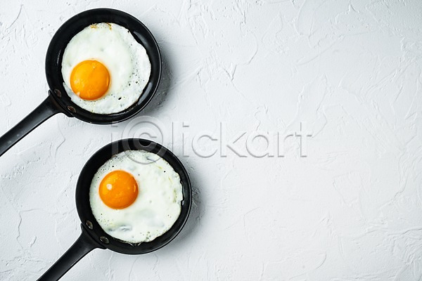 사람없음 JPG 포토 하이앵글 해외이미지 계란 계란프라이 실내 음식 카피스페이스 프라이팬 흰배경