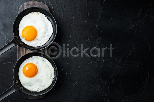 사람없음 JPG 포토 하이앵글 해외이미지 검은배경 계란 계란프라이 나무도마 실내 음식 카피스페이스 프라이팬