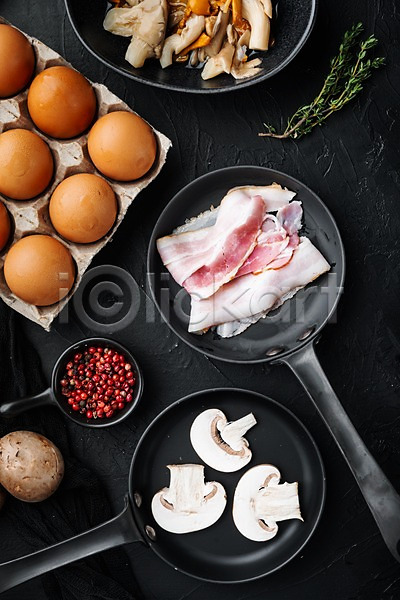 사람없음 JPG 포토 하이앵글 해외이미지 검은배경 계란 계란판 버섯 베이컨 실내 음식 프라이팬