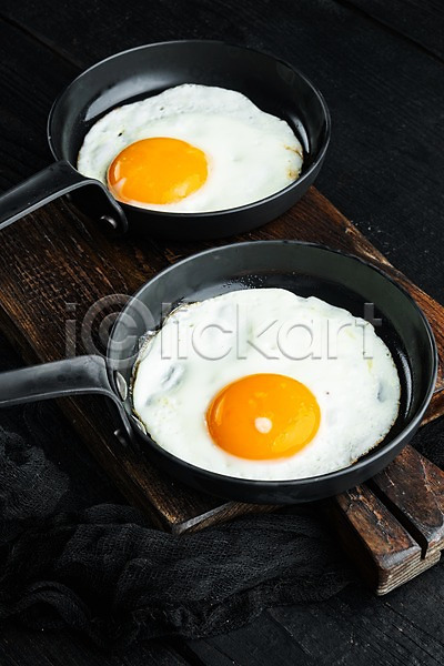 사람없음 JPG 포토 해외이미지 검은배경 계란 계란프라이 나무도마 실내 음식 프라이팬