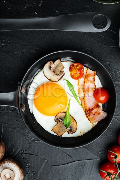 사람없음 JPG 포토 하이앵글 해외이미지 검은배경 계란 계란프라이 방울토마토 베이컨 실내 양송이 음식 프라이팬