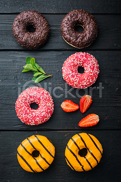달콤 사람없음 JPG 포토 하이앵글 해외이미지 검은배경 단면 도넛 디저트 딸기 딸기맛 민트 실내 오렌지맛 종류 초코맛