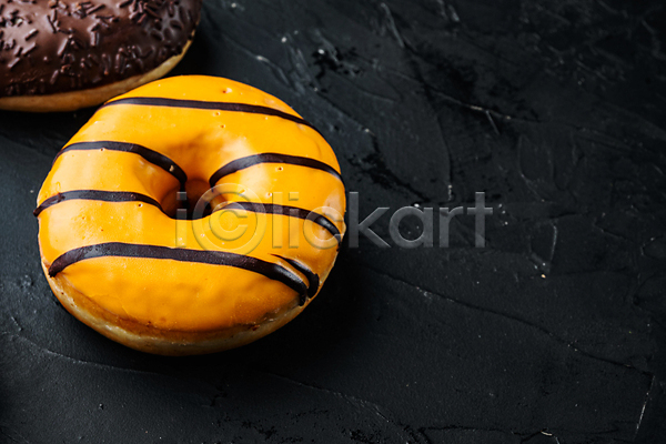 달콤 사람없음 JPG 포토 해외이미지 검은배경 도넛 디저트 실내 오렌지맛 카피스페이스