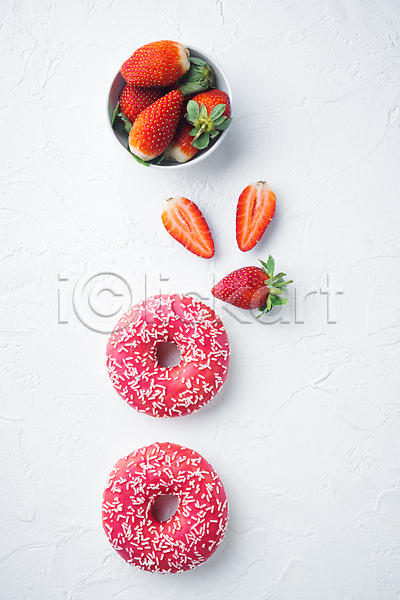 달콤 사람없음 JPG 포토 하이앵글 해외이미지 그릇 단면 담기 도넛 디저트 딸기 딸기맛 실내 흰배경