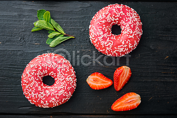 달콤 사람없음 JPG 포토 해외이미지 검은배경 단면 도넛 디저트 딸기 딸기맛 민트 스프링클 실내