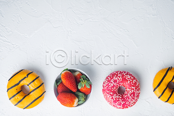 달콤 사람없음 JPG 포토 하이앵글 해외이미지 그릇 담기 도넛 디저트 딸기 딸기맛 실내 오렌지맛 일렬 카피스페이스 흰배경