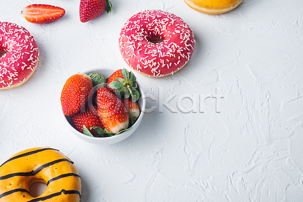 달콤 사람없음 JPG 포토 해외이미지 그릇 담기 도넛 디저트 딸기 딸기맛 실내 오렌지맛 카피스페이스 흰배경