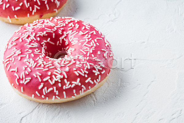 달콤 사람없음 JPG 포토 해외이미지 도넛 디저트 딸기맛 실내 흰배경
