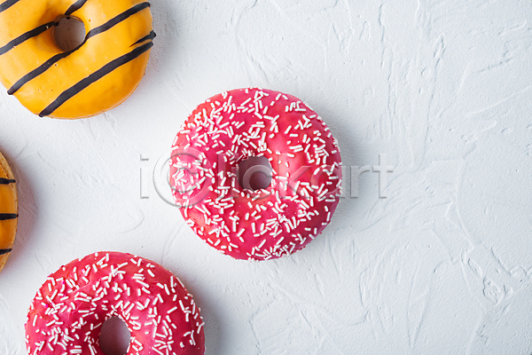 달콤 사람없음 JPG 포토 하이앵글 해외이미지 도넛 디저트 딸기맛 실내 오렌지맛 흰배경