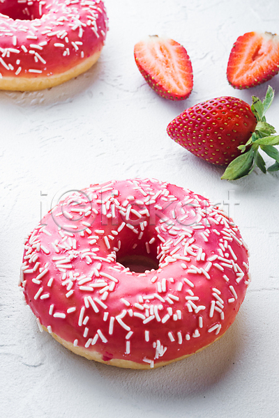 달콤 사람없음 JPG 포토 해외이미지 단면 도넛 디저트 딸기 딸기맛 실내 흰배경