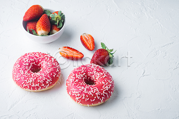 달콤 사람없음 JPG 포토 해외이미지 그릇 단면 담기 도넛 디저트 딸기 딸기맛 실내 카피스페이스 흰배경