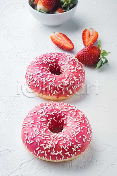 달콤 사람없음 JPG 포토 해외이미지 그릇 단면 담기 도넛 디저트 딸기 딸기맛 실내 일렬 흰배경