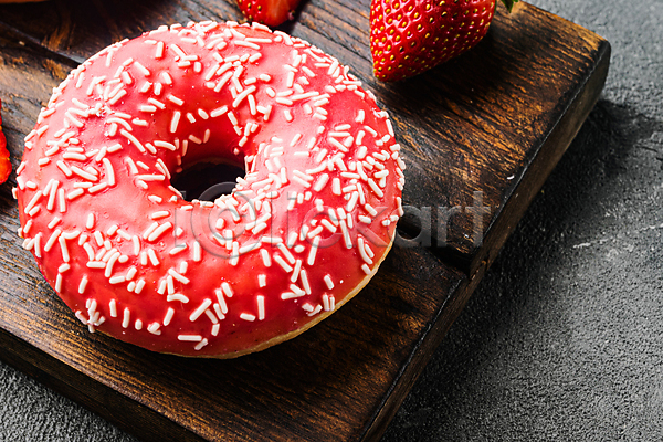 달콤 사람없음 JPG 포토 해외이미지 도넛 디저트 딸기 딸기맛 실내 회색배경