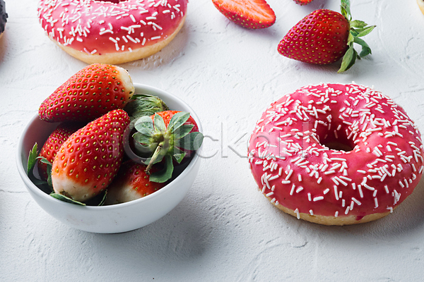 달콤 사람없음 JPG 포토 해외이미지 그릇 담기 도넛 디저트 딸기 딸기맛 실내 흰배경