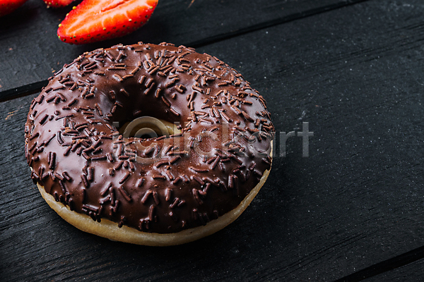 달콤 사람없음 JPG 포토 해외이미지 검은배경 나무배경 도넛 디저트 실내 초코맛