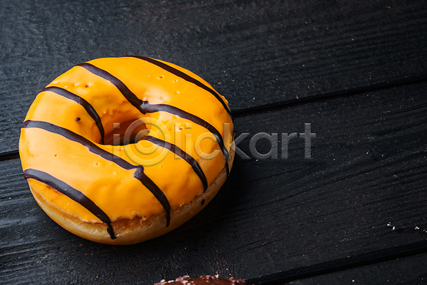 달콤 사람없음 JPG 포토 해외이미지 검은배경 나무배경 도넛 디저트 실내 오렌지맛