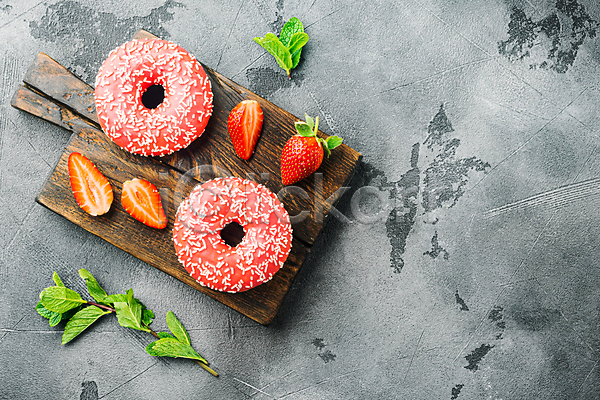 달콤 사람없음 JPG 포토 해외이미지 나무도마 단면 도넛 디저트 딸기 딸기맛 실내 카피스페이스 회색배경