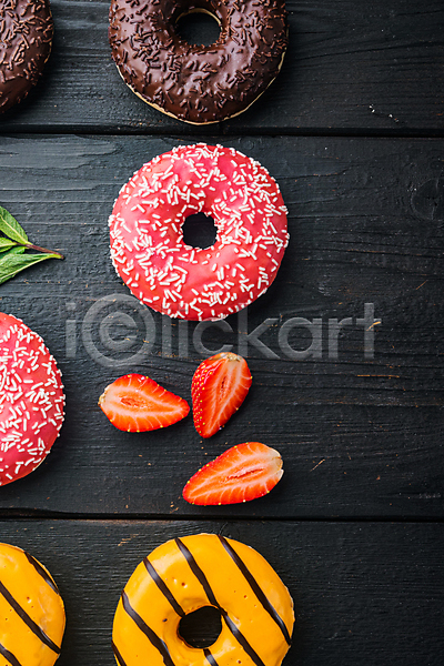 달콤 사람없음 JPG 포토 해외이미지 검은배경 나무배경 단면 도넛 디저트 딸기 딸기맛 실내 오렌지맛 초코맛