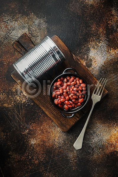 사람없음 JPG 포토 해외이미지 검은배경 나무도마 단팥 비건 캔 콩 통조림 포크