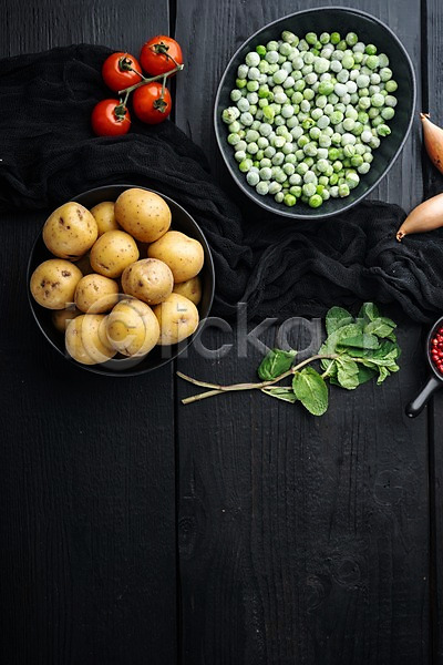 사람없음 JPG 포토 해외이미지 감자 검은배경 그릇 방울토마토 완두콩 접시 채소 천(직물)