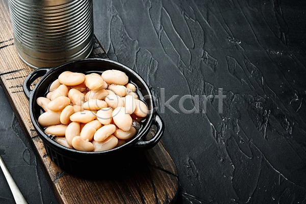 사람없음 JPG 포토 해외이미지 검은배경 나무도마 백그라운드 접시 카피스페이스 캔 콩 통조림