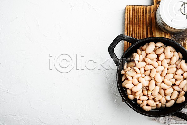 사람없음 JPG 포토 해외이미지 나무도마 접시 카피스페이스 캔 콩 통조림 프라이팬 흰배경