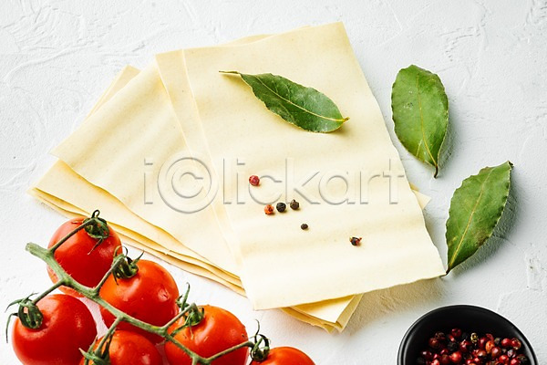 사람없음 JPG 포토 해외이미지 그릇 라자냐 바질 방울토마토 식재료 실내 쌓기 이탈리아음식 통후추 흰배경