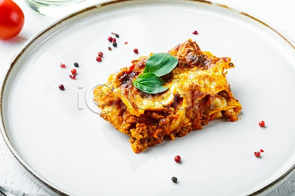 사람없음 JPG 포토 해외이미지 라자냐 바질 방울토마토 실내 이탈리아음식 접시 통후추 흰배경