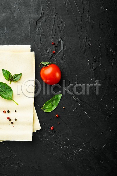 사람없음 JPG 포토 하이앵글 해외이미지 검은배경 라자냐 방울토마토 식재료 실내 이탈리아음식 잎 카피스페이스 통후추