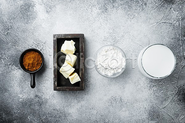사람없음 JPG 포토 하이앵글 해외이미지 그릇 나무상자 라자냐 버터 식재료 실내 우유 이탈리아음식 일렬 잔 회색배경