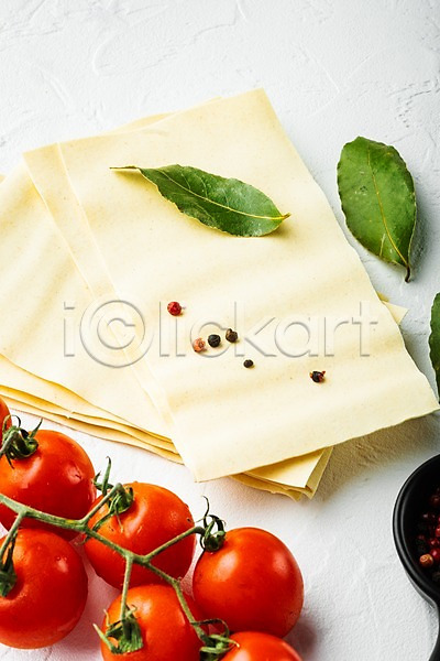 사람없음 JPG 포토 해외이미지 라자냐 바질 방울토마토 식재료 실내 쌓기 이탈리아음식 통후추 흰배경