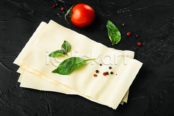 사람없음 JPG 포토 해외이미지 검은배경 라자냐 방울토마토 식재료 실내 쌓기 이탈리아음식 잎 통후추