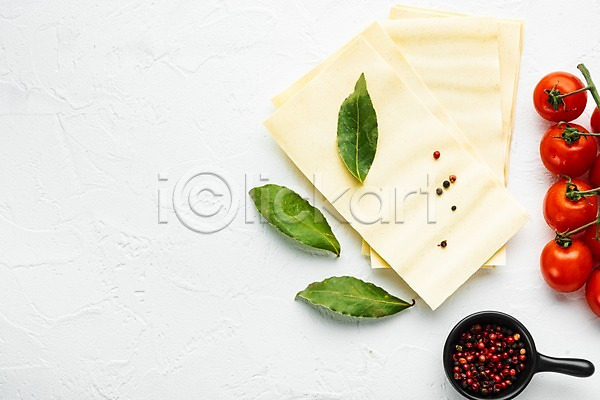 사람없음 JPG 포토 해외이미지 라자냐 바질 방울토마토 식재료 실내 이탈리아음식 잎 카피스페이스 통후추 흰배경