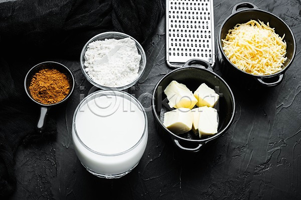 사람없음 JPG 포토 해외이미지 강판 검은배경 그릇 라자냐 버터 식재료 실내 우유 이탈리아음식 잔 천(직물) 치즈