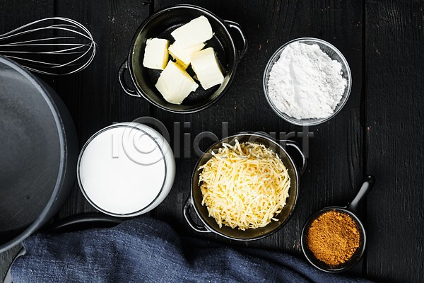사람없음 JPG 포토 하이앵글 해외이미지 거품기 검은배경 그릇 라자냐 버터 식재료 실내 우유 이탈리아음식 잔 천(직물) 치즈 휘핑기