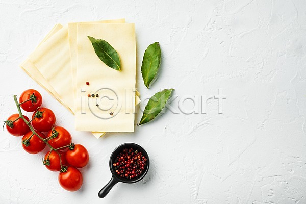 사람없음 JPG 포토 하이앵글 해외이미지 라자냐 바질 방울토마토 식재료 실내 이탈리아음식 카피스페이스 통후추 흰배경