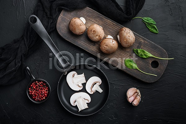 사람없음 JPG 포토 하이앵글 해외이미지 검은배경 그릇 나무도마 마늘 슬라이스 실내 양송이 잎 천(직물) 프라이팬 후추