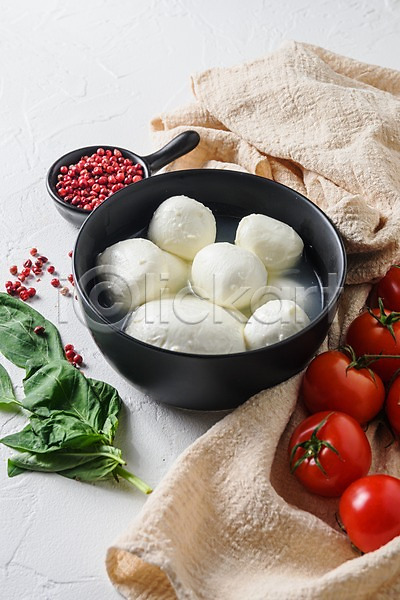 준비 사람없음 JPG 포토 해외이미지 그릇 모짜렐라치즈 바질 방울토마토 식재료 실내 이탈리아음식 천(직물) 카프레제 흰배경
