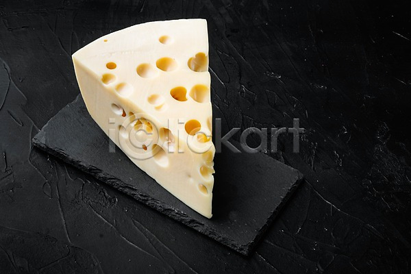 사람없음 JPG 포토 해외이미지 검은배경 돌판 실내 치즈 카피스페이스 한조각