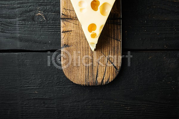 사람없음 JPG 포토 해외이미지 검은배경 나무도마 실내 치즈 한조각