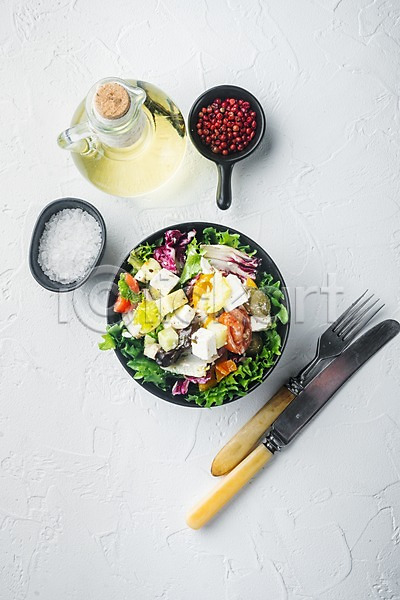사람없음 JPG 포토 하이앵글 해외이미지 그릇 나이프 다이어트음식 비건음식 샐러드 소금 올리브오일 채식주의 채식주의자 포크 후추 흰배경
