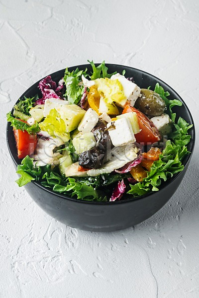 사람없음 JPG 포토 해외이미지 그릇 다이어트음식 방울토마토 비건음식 샐러드 올리브 채소 채식주의 채식주의자 치즈 흰배경