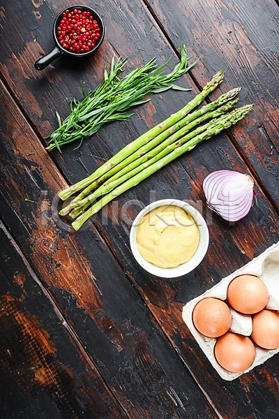사람없음 JPG 포토 하이앵글 해외이미지 계란 그릇 나무탁자 소스(음식) 실내 아스파라거스 재료 적양파 통후추