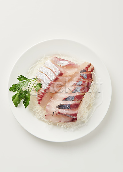 사람없음 JPG 포토 하이앵글 날것 생선회 스튜디오촬영 실내 음식 전갱이 접시 흰배경