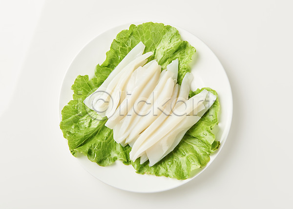 사람없음 JPG 포토 하이앵글 갑오징어 날것 상추 스튜디오촬영 실내 오징어회 음식 접시 흰배경