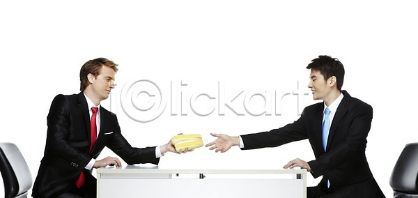 경쟁 계획 목표 성공 함께함 협력 30대 남자 남자만 동양인 두명 백인 사람 서양인 성인 성인남자만 성인만 외국인 장년남자만 장년만 2011년태국 JPG 옆모습 포토 해외기획촬영 거래 국내포토 글로벌비즈니스 누끼 들기 마주보기 모임 미소 비즈니스 비즈니스맨 상반신 손짓 스튜디오촬영 실내 앉기 업무 영업 옥수수 웃음 의자 작업실 정장 주기 직장인 탁자 토론 협상 회의