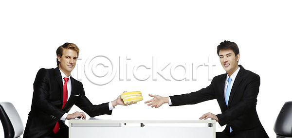 경쟁 계획 목표 성공 함께함 협력 30대 남자 남자만 동양인 두명 백인 사람 서양인 성인 성인남자만 성인만 외국인 장년남자만 장년만 2011년태국 JPG 옆모습 포토 해외기획촬영 거래 국내포토 글로벌비즈니스 누끼 들기 모임 미소 비즈니스 비즈니스맨 상반신 손짓 스튜디오촬영 실내 앉기 업무 영업 옥수수 웃음 의자 작업실 정장 주기 직장인 탁자 토론 협상 회의