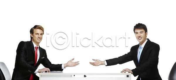 경쟁 계획 목표 성공 함께함 협력 30대 남자 남자만 동양인 두명 백인 사람 서양인 성인 성인남자만 성인만 외국인 장년남자만 장년만 2011년태국 JPG 옆모습 포토 해외기획촬영 거래 국내포토 글로벌비즈니스 누끼 모임 미소 비즈니스 비즈니스맨 상반신 손짓 스튜디오촬영 실내 앉기 업무 영업 웃음 의자 작업실 정장 직장인 탁자 토론 협상 회의