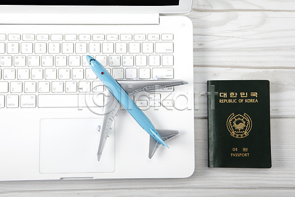 스마트 편리함 사람없음 JPG 포토 노트북 모형 비행기 비행기모형 스튜디오촬영 실내 여권 오브젝트 장난감 전자제품 정보기술 컴퓨터 키보드 타자기 통신기기